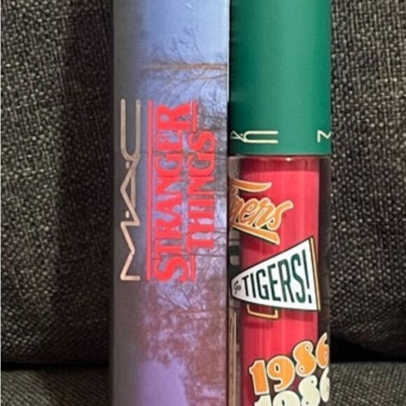 Mac Stranger Things Lipglass Excellent Erica - Picture 3 of 7